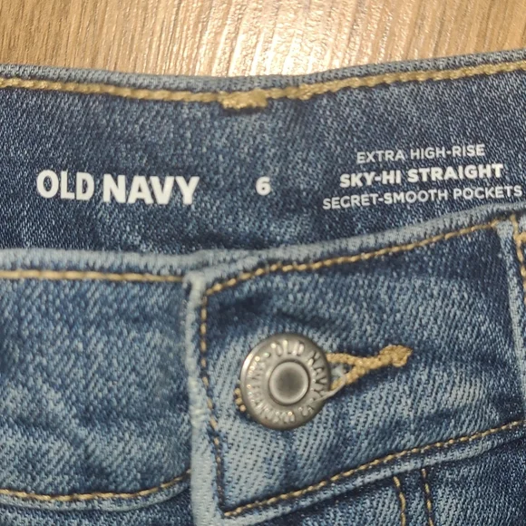New Old Navy  distressed SKI-HI STRAIGHT button fly  jeans sizes 6 - Picture 3 of 8